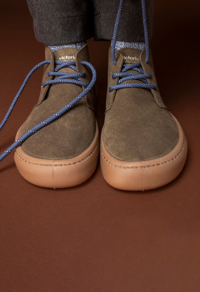 Botín barefoot unisex Victoria Olmo de serraje verde oliva, libertad natural y comodidad flexible