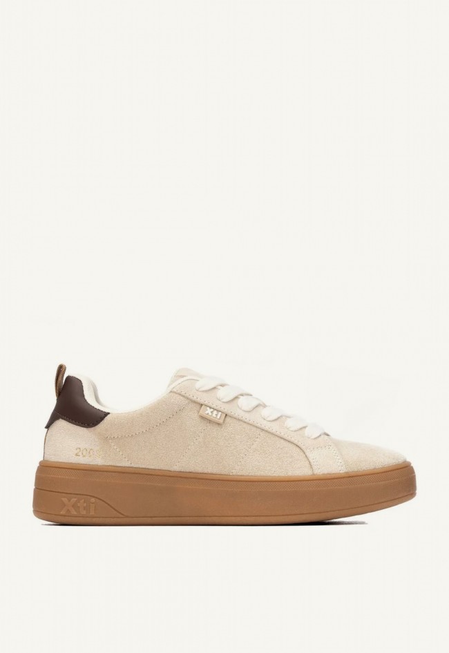 Zapatilla deportiva de mujer Xti 14627002 en antelina beige con suela elevada, estilo casual actual