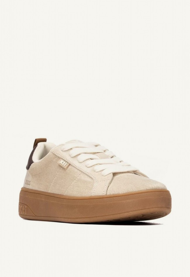Zapatilla deportiva de mujer Xti 14627002 en antelina beige con suela elevada, estilo casual actual