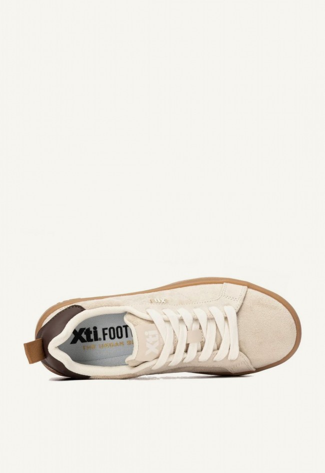 Zapatilla deportiva de mujer Xti 14627002 en antelina beige con suela elevada, estilo casual actual