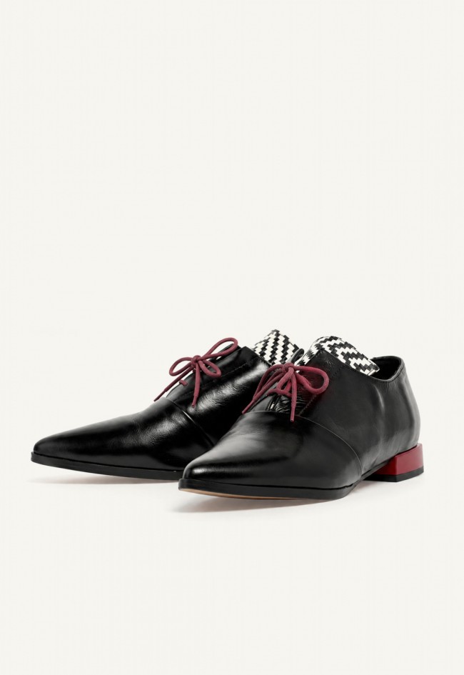 Zapato de cordones de mujer GLO Katy de piel negra, diseño exclusivo con personalidad