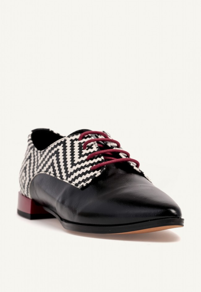 Zapato de cordones de mujer GLO Stadfish de piel negra, diseño exclusivo y original
