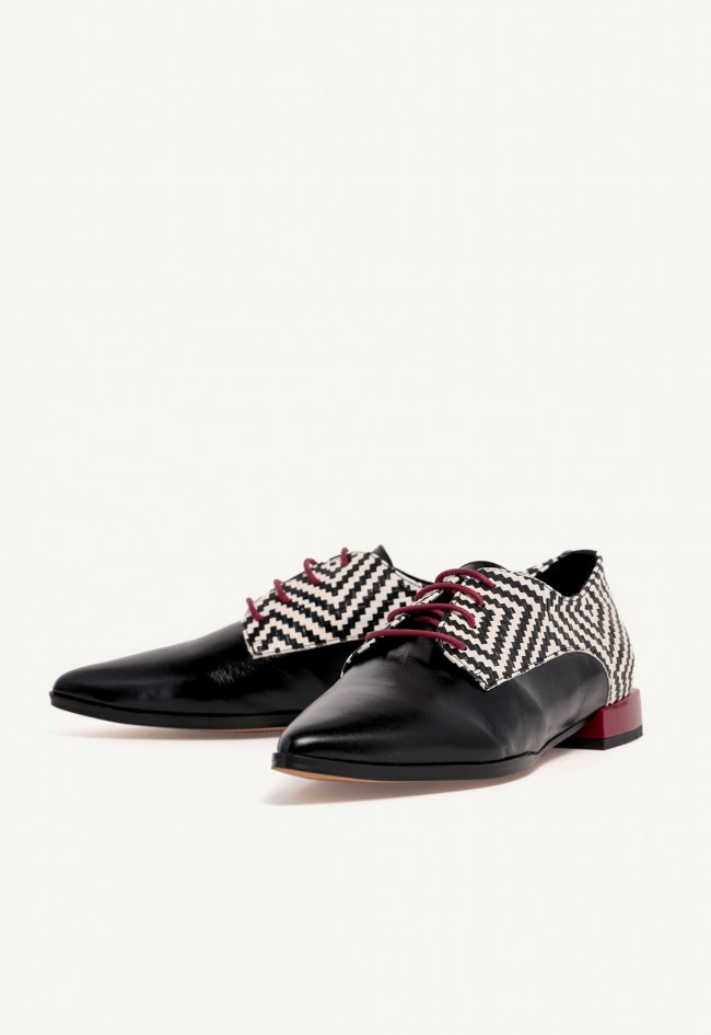 Zapato de cordones de mujer GLO Stadfish de piel negra, diseño exclusivo y original