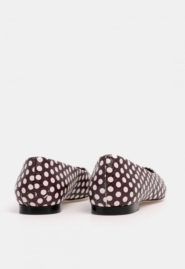 Zapato plano de mujer GLO Mila de piel burdeos con lunares blancos, diseño exclusivo para VAS