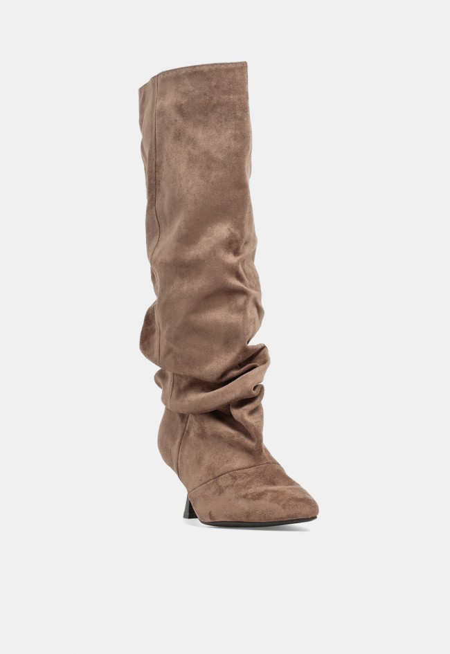 Bota de mujer Niko Amore 20203 taupe de piel sintética con acabado de serraje, estilo sofisticado