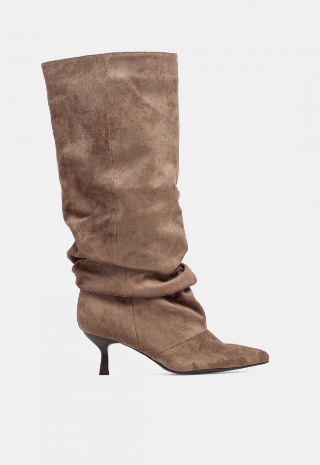 Bota de mujer Niko Amore 20203 taupe de piel sintética con acabado de serraje, estilo sofisticado