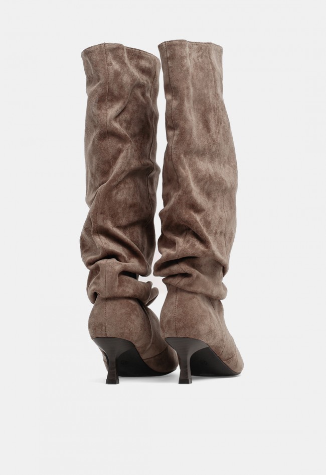 Bota de mujer Niko Amore 20203 taupe de piel sintética con acabado de serraje, estilo sofisticado