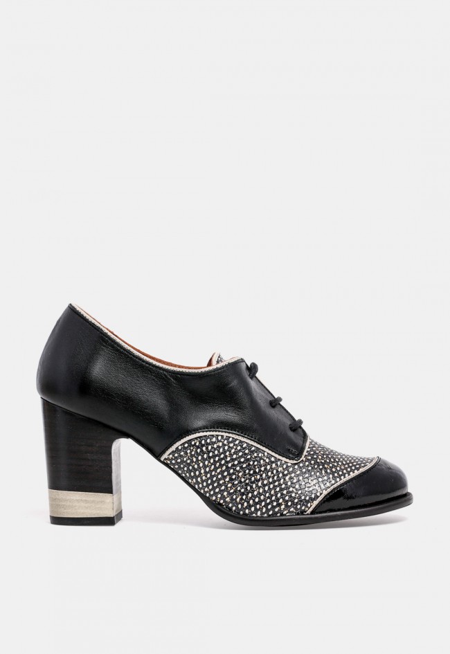 Zapato de mujer Nemonic 1922 de piel negra con cordones y tacón ancho, diseño español con personalidad