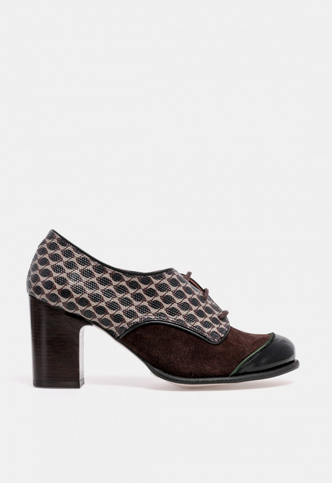 Zapato de mujer Nemonic 1922 de piel marrón chocolate con cordones y tacón ancho, diseño con carácter