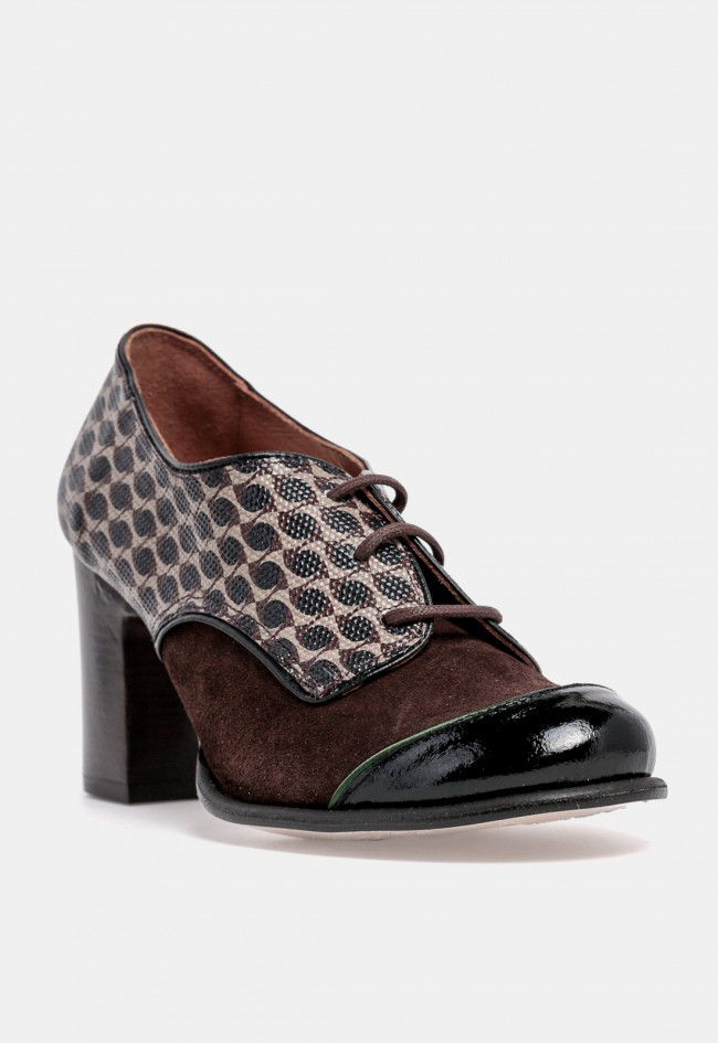 Zapato de mujer Nemonic 1922 de piel marrón chocolate con cordones y tacón ancho, diseño con carácter