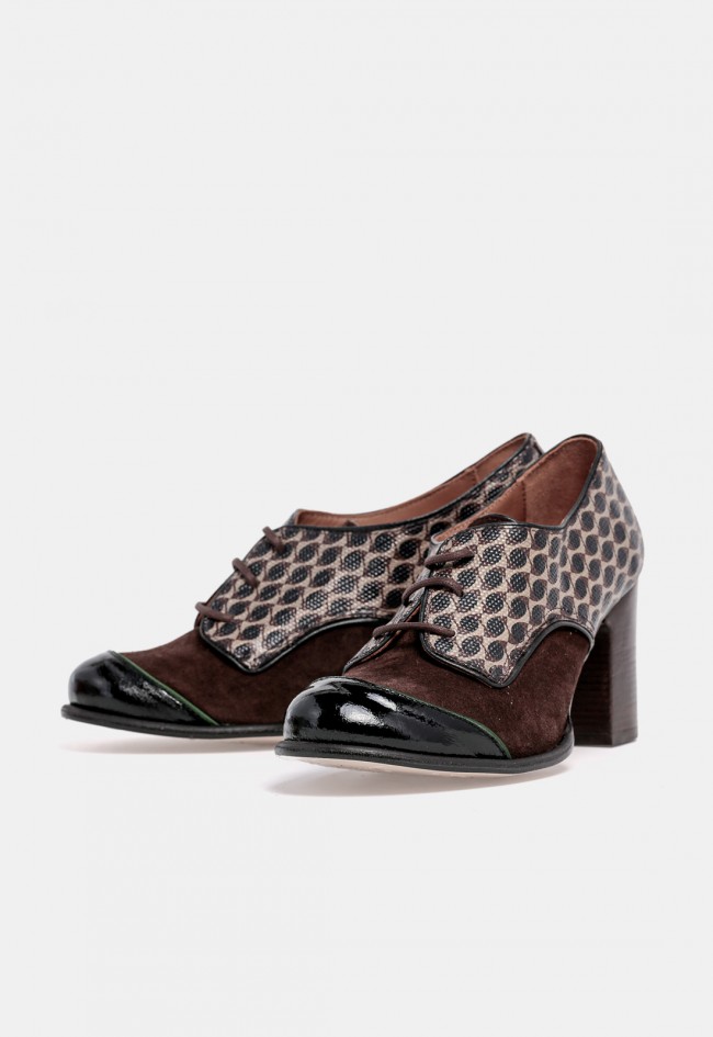 Zapato de mujer Nemonic 1922 de piel marrón chocolate con cordones y tacón ancho, diseño con carácter