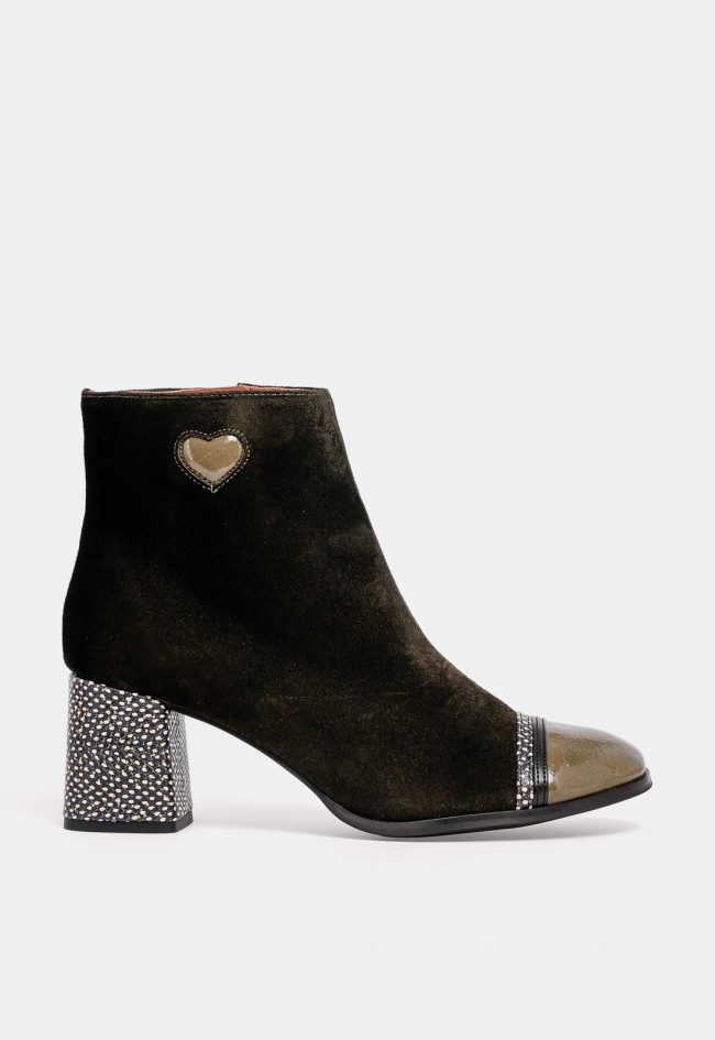 Botín de mujer Nemonic 2545 de piel kaki con tacón estampado y detalle de corazón, estilo original