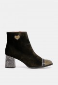 Botín de mujer Nemonic 2545 de piel kaki con tacón estampado y detalle de corazón, estilo original