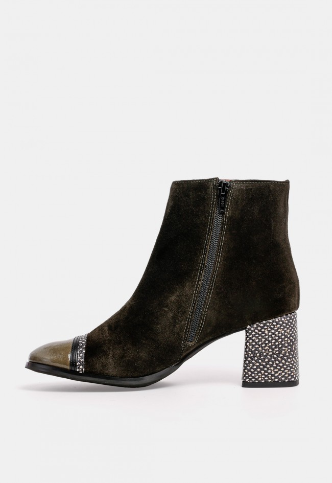 Botín de mujer Nemonic 2545 de piel kaki con tacón estampado y detalle de corazón, estilo original