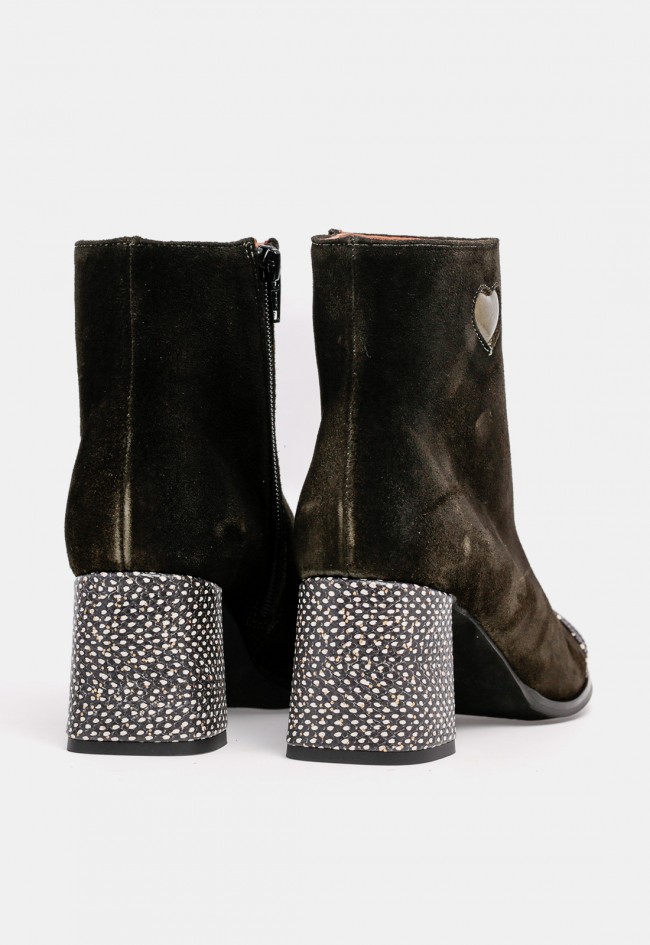 Botín de mujer Nemonic 2545 de piel kaki con tacón estampado y detalle de corazón, estilo original