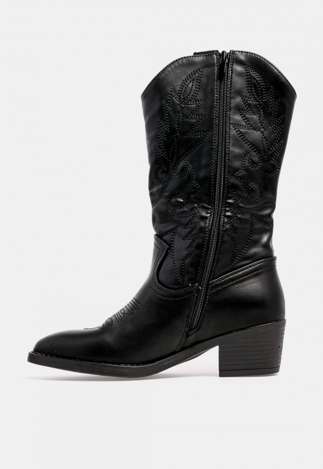 Bota cowboy de mujer Niko Amore 6738 de piel sintética negra con bordados western, estilo con personalidad