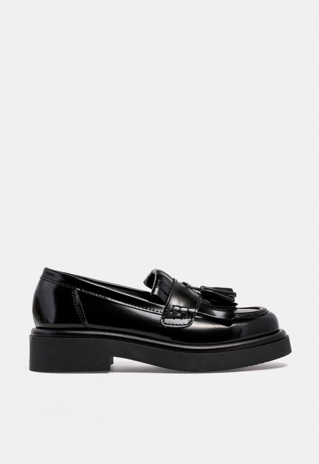 Mocasín de mujer VAS 8310 de piel negra con borlas, un diseño en tendencia