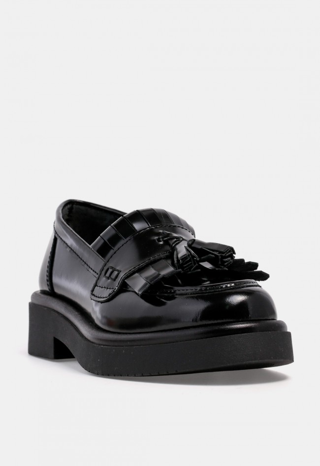 Mocasín de mujer VAS 8310 de piel negra con borlas, un diseño en tendencia