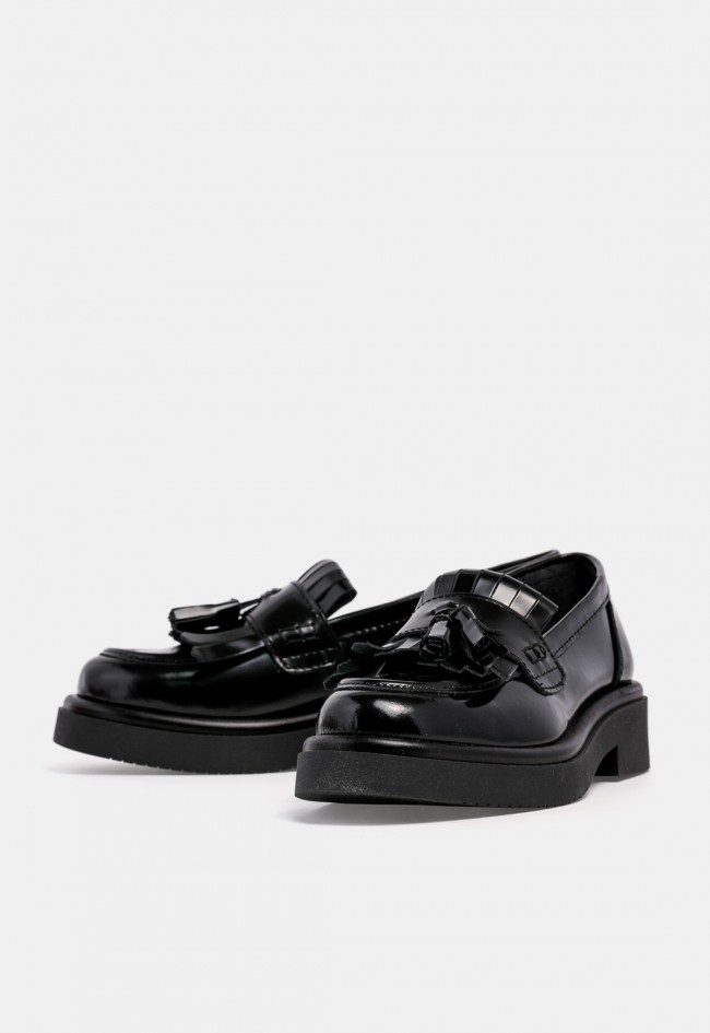 Mocasín de mujer VAS 8310 de piel negra con borlas, un diseño en tendencia