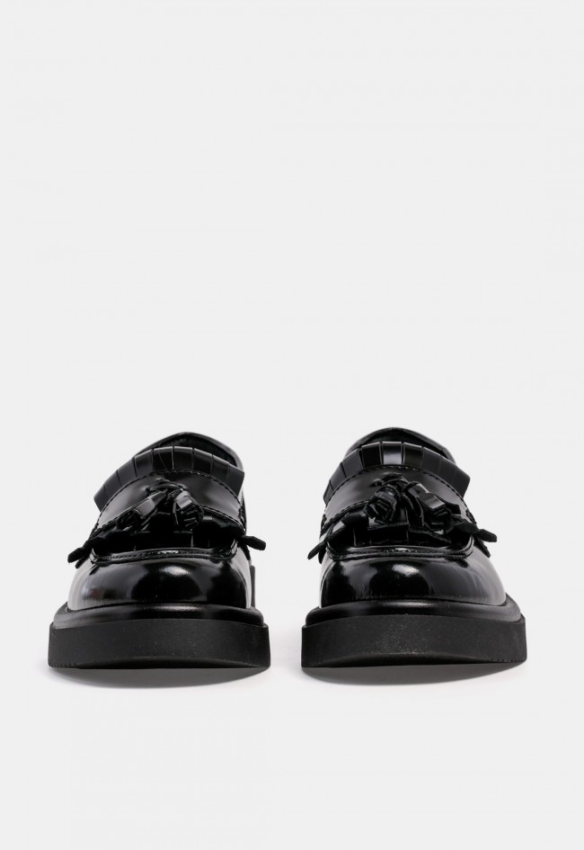 Mocasín de mujer VAS 8310 de piel negra con borlas, un diseño en tendencia