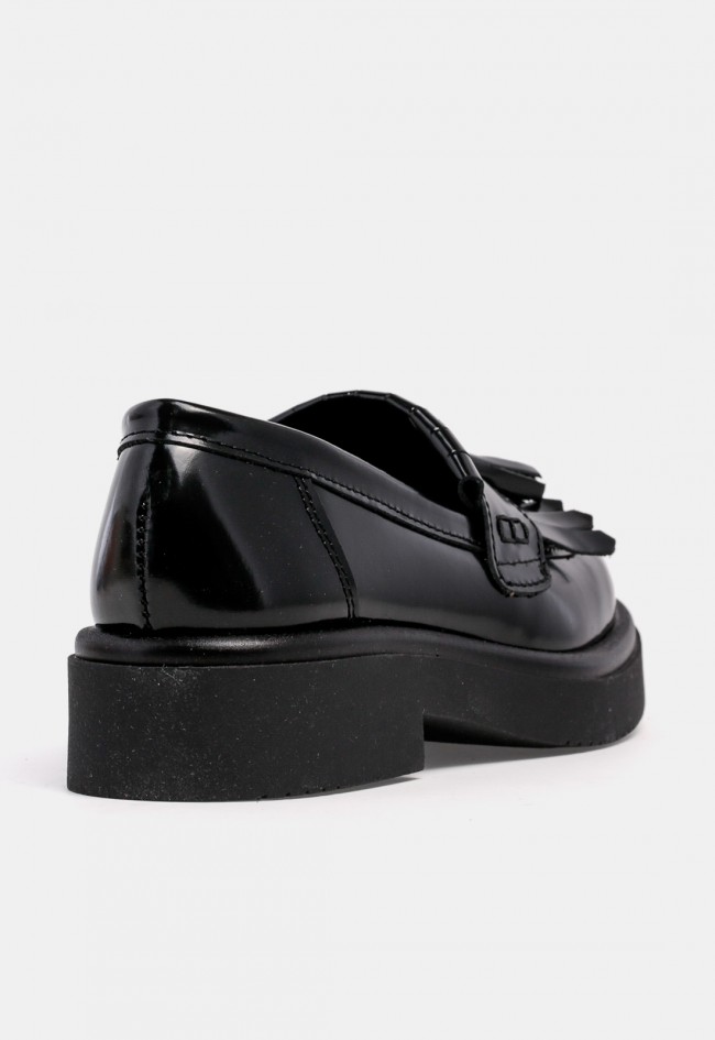 Mocasín de mujer VAS 8310 de piel negra con borlas, un diseño en tendencia