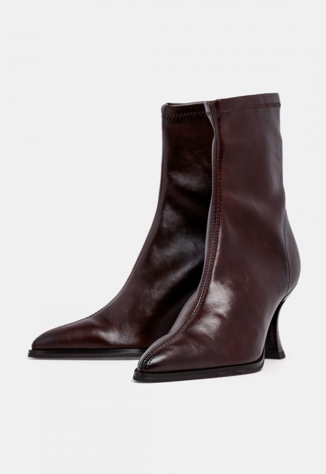 Botín kitten de mujer MISS ELASTIC 78039 marrón chocolate, elegante y en tendencia