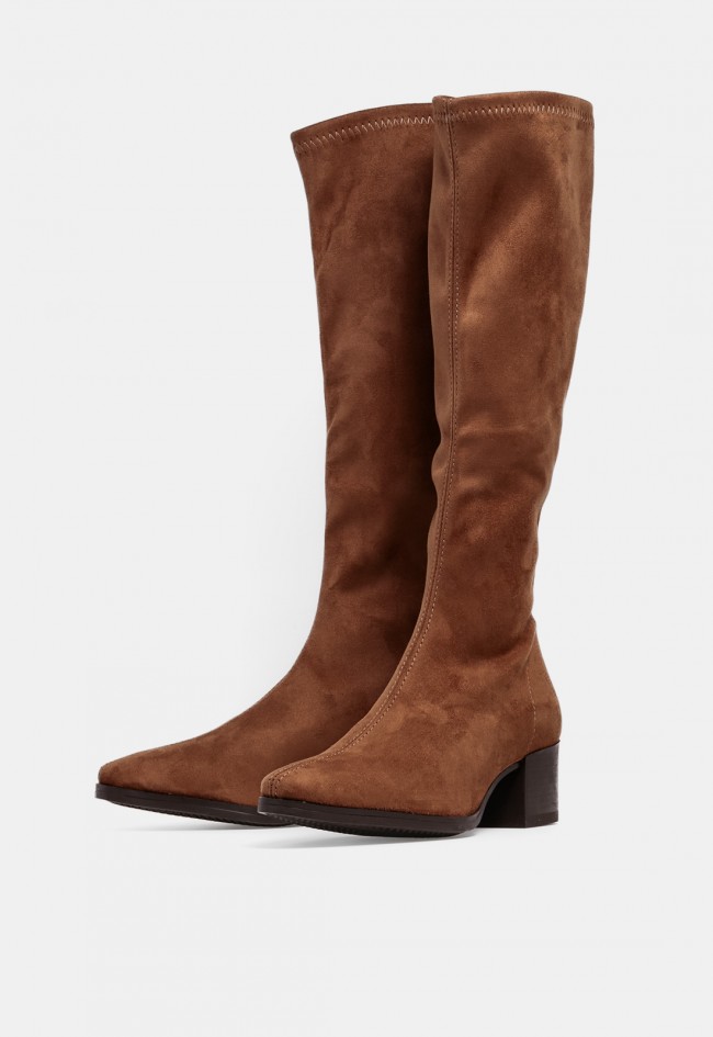 Bota alta de mujer MISS ELASTIC 78256 en color cuero, con tacón bloque y caña fruncida