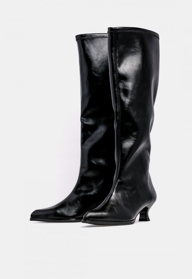 Bota alta de mujer MISS ELASTIC 75336 de material sintético negro, con tacón bajo