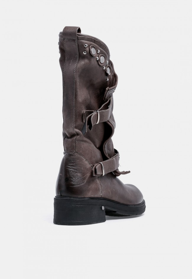 Bota biker de mujer GLO Venezia de piel gris con tachuelas, un diseño en tendencia