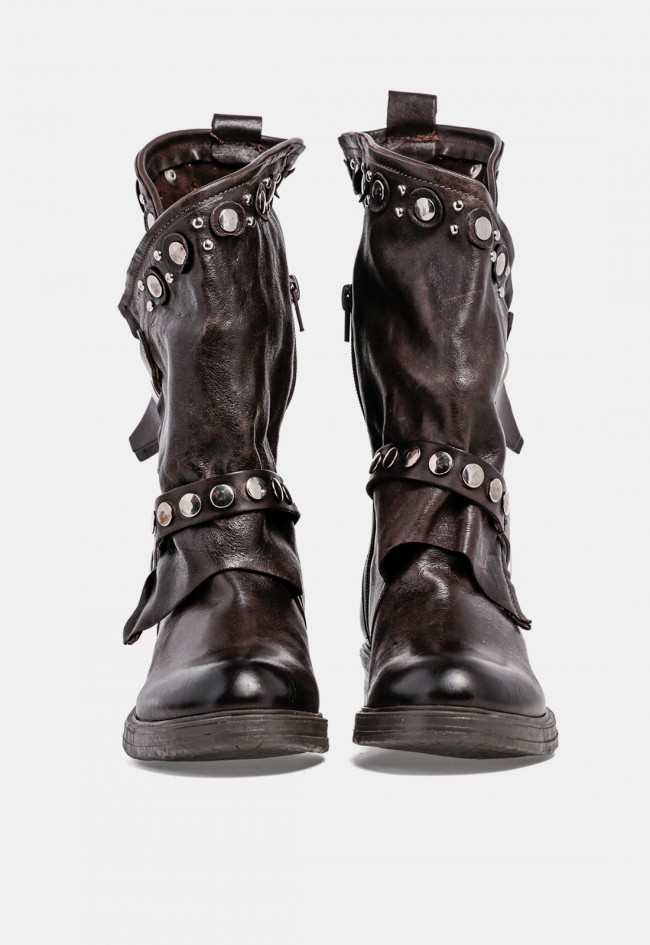 Bota biker de mujer GLO Venezia de piel marrón chocolate con tachuelas, en tendencia