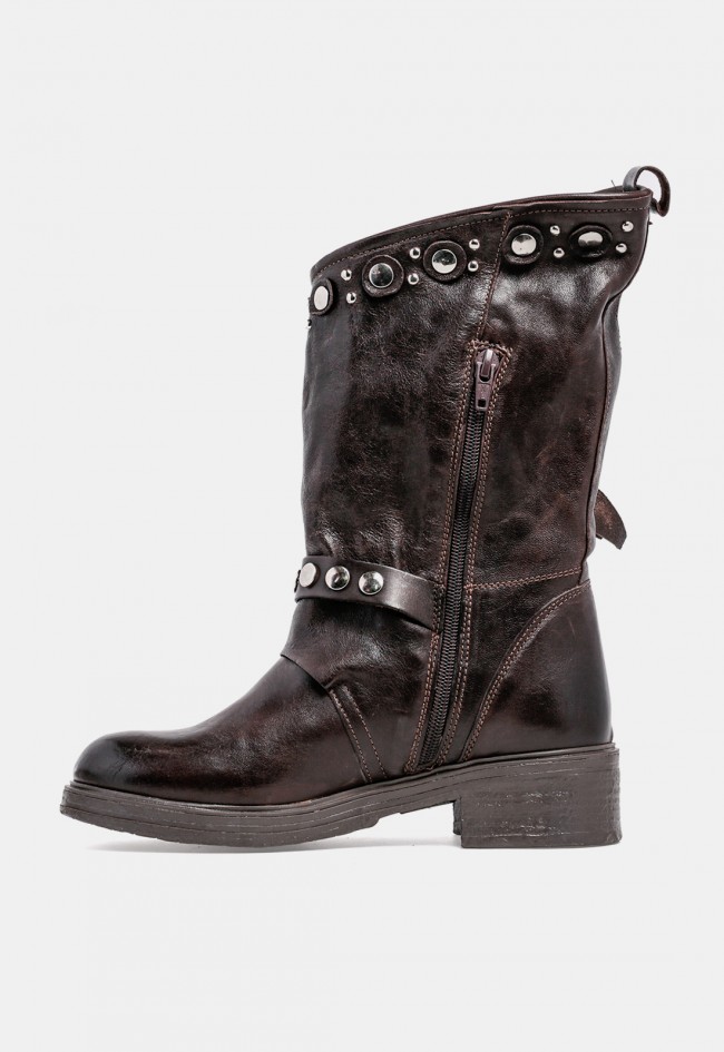 Bota biker de mujer GLO Venezia de piel marrón chocolate con tachuelas, en tendencia