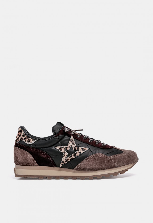 Zapatilla casual de mujer Cetti C-1259 negra, con estrella animal print y mezcla de texturas