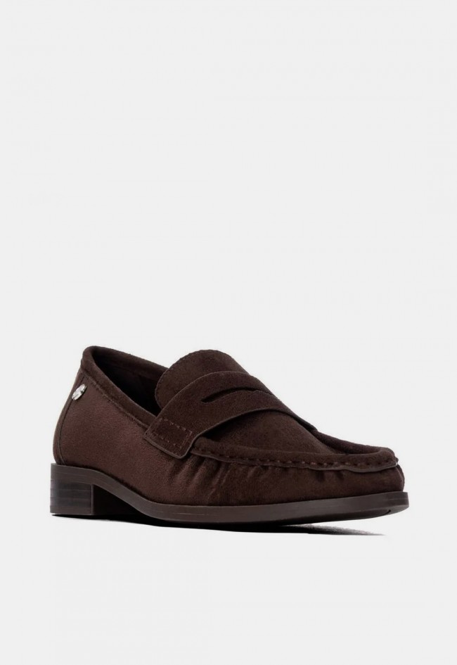 Mocasín XTI 14653401 de mujer marrón efecto serraje, elegancia para cada día