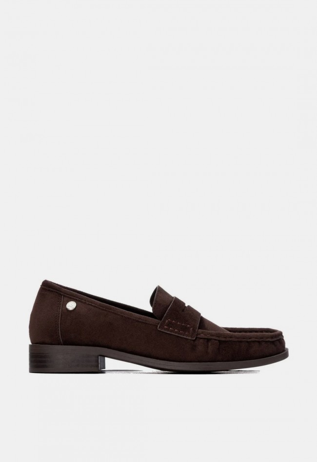Mocasín XTI 14653401 de mujer marrón efecto serraje, elegancia para cada día