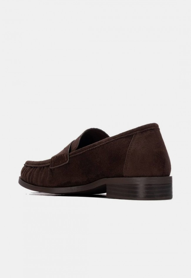 Mocasín XTI 14653401 de mujer marrón efecto serraje, elegancia para cada día