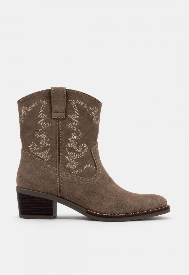 Botín cowboy Niko Amore 6737 de mujer en color taupe con bordados western