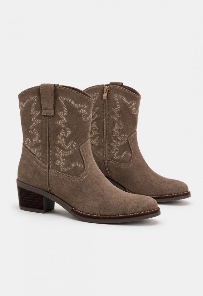 Botín cowboy Niko Amore 6737 de mujer en color taupe con bordados western
