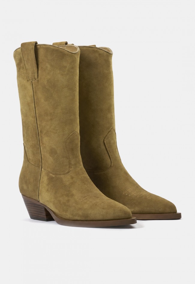 Bota cowboy Another Trend 5687 de mujer en serraje color cuero, estilo western con personalidad