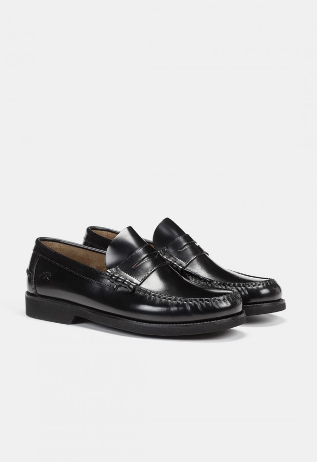 Mocasín de hombre Fluchos Stamford F0047 en piel negra, un clásico imprescindible
