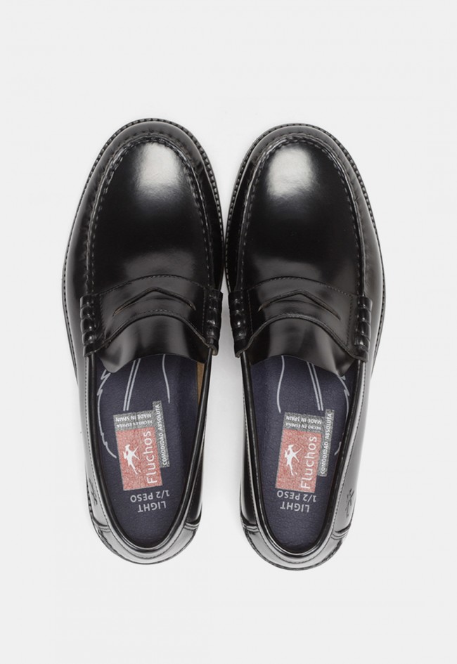 Mocasín de hombre Fluchos Stamford F0047 en piel negra, un clásico imprescindible