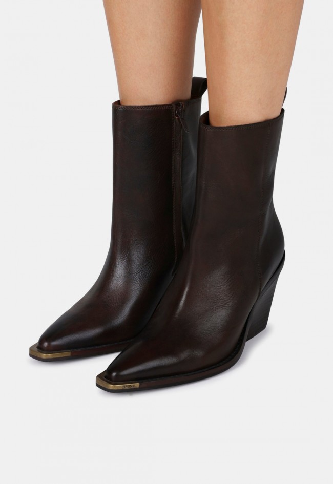 Botín cowboy Bronx New-Kole de mujer en piel color coffee bean, con puntera metálica y tacón bloque
