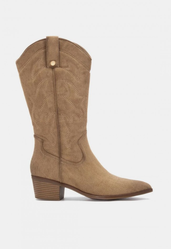 Bota cowboy XTI 14430803 de mujer en tono beige, estilo western con tacón y personalidad