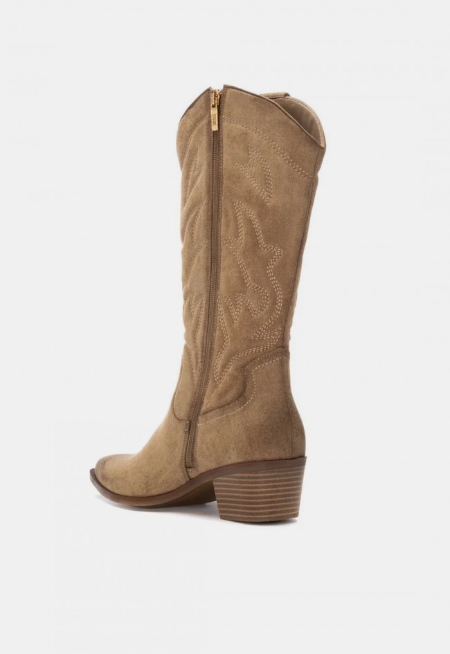 Bota cowboy XTI 14430803 de mujer en tono beige, estilo western con tacón y personalidad