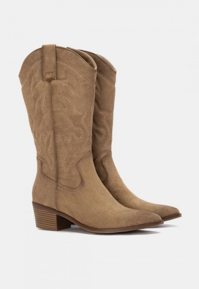 Bota cowboy XTI 14430803 de mujer en tono beige, estilo western con tacón y personalidad