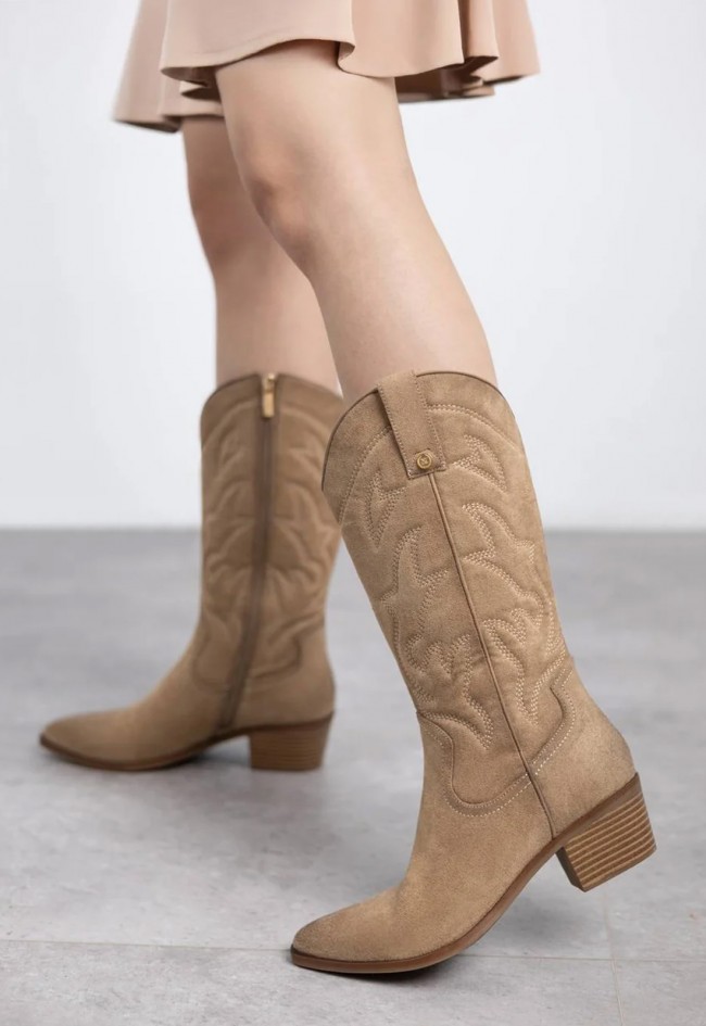 Bota cowboy XTI 14430803 de mujer en tono beige, estilo western con tacón y personalidad