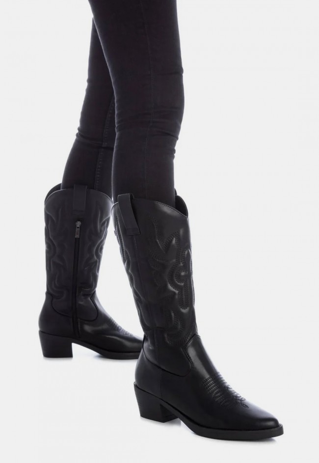 Bota cowboy XTI 14311901 de mujer en material sintético negro, estilo western para tus looks