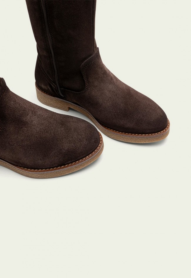 Bota alta Porronet Inés de piel moka, confort artesanal y estilo atemporal
