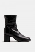 Botín tabi Mustang Samantha para mujer en negro, diseño contemporáneo con punta dividida