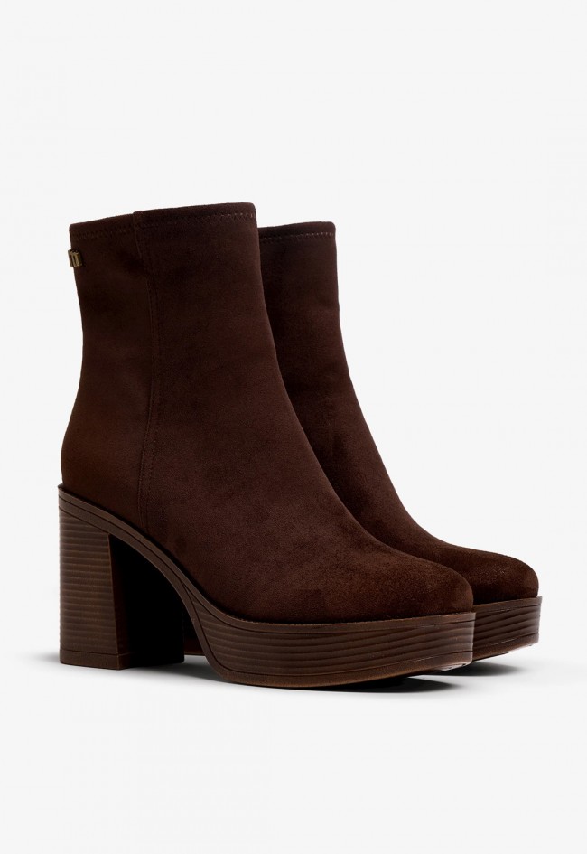 Botín de tacón Mustang New 67 para mujer en marrón chocolate, estilo actual con plataforma