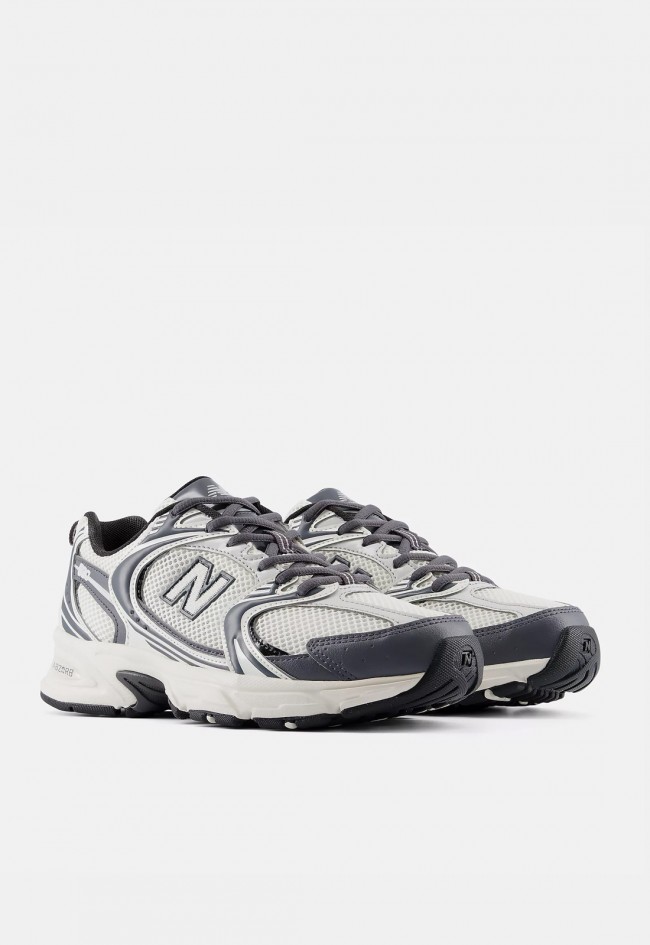 Zapatillas New Balance 530 para hombre en blanco y gris marino, estilo retro running con confort diario